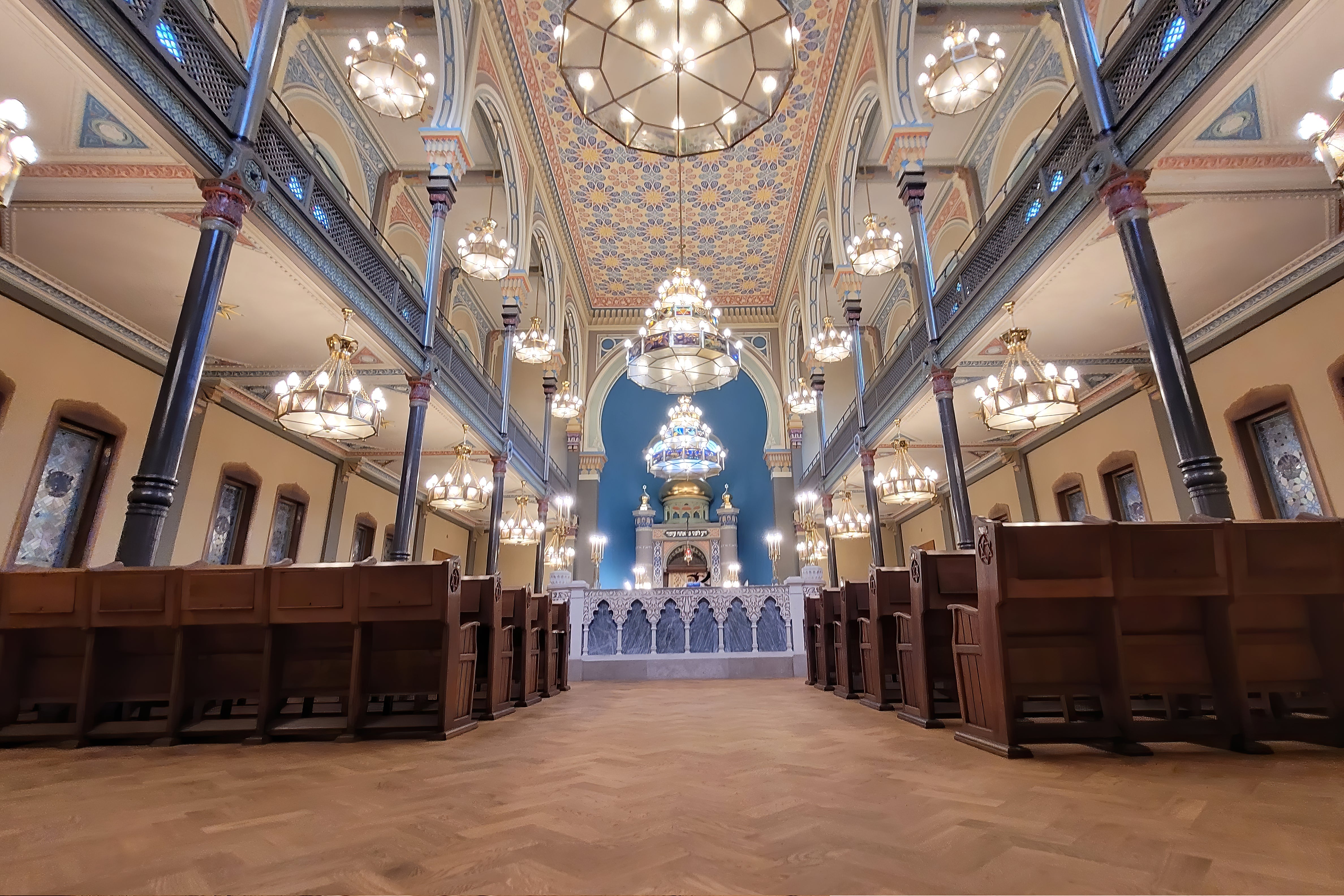 Behandling av golv i tallträ